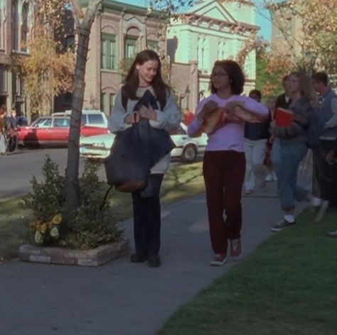 Rory Gilmore Pilot Outfit, Rory Gilmore Pilot, Pilot Outfit, Gilmore Girls Lane, Gilmore Girls Outfits, Gilmore Girls Seasons, Autumn Evening, The Gilmore, There She Goes