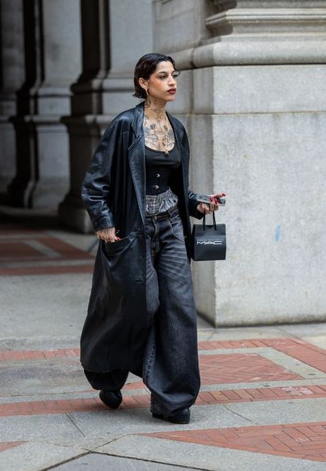 2025 Street Style, Street Goth Fashion, Eccentric Outfits Street Style, Fashion Week 2024 Street Style, Edgy Winter Outfits Grunge, Romantic Street Style, Goth Street Style, Fashion Week Street Style Winter, All Black Winter Outfit