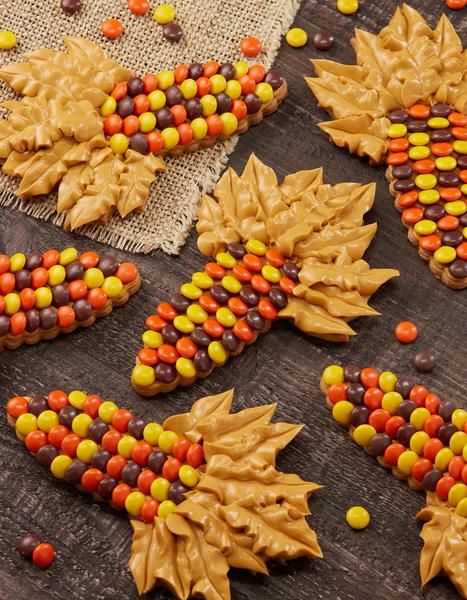 One of the best things about fall is the harvest festivals. My family eagerly awaits their arrival to experience the corn mazes, chili cook-offs, hayrides, and pumpkin patches. We always return with ears of colorful corn to decorate our house. These peanut butter cookies with a honey buttercream frosting look like th Honey Buttercream Frosting, Colorful Corn, Honey Buttercream, Gold Food Coloring, Corn Cookies, Fall Decorated Cookies, Maple Leaf Cookies, Harvest Corn, Harvest Festivals