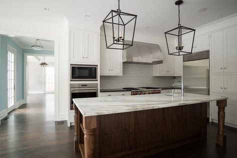 Beautiful kitchen features white shaker cabinets paired with black quartz countertops and a white linear tiled backsplash. Kitchen With Corner Pantry, Kitchen With Corner, Frosted Glass Pantry Door, Corner Kitchen Pantry, Light Grey Kitchens, Glass Pantry Door, Grey Kitchen Island, Craftsman Homes, Серая Кухня