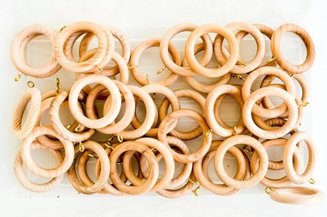 DIY upcycled Christmas decorations, 5 Great ideas for Repurposing curtain rings Curtain Ring Christmas Crafts, What To Make With Wooden Curtain Rings, Wooden Ring Crafts Ideas, Wooden Curtain Ring Crafts, Crafts Using Wooden Rings, Upcycled Christmas Ornaments Diy, Curtain Ring Crafts Ideas, Curtain Rings With Clips Ideas, Wood Rings Crafts