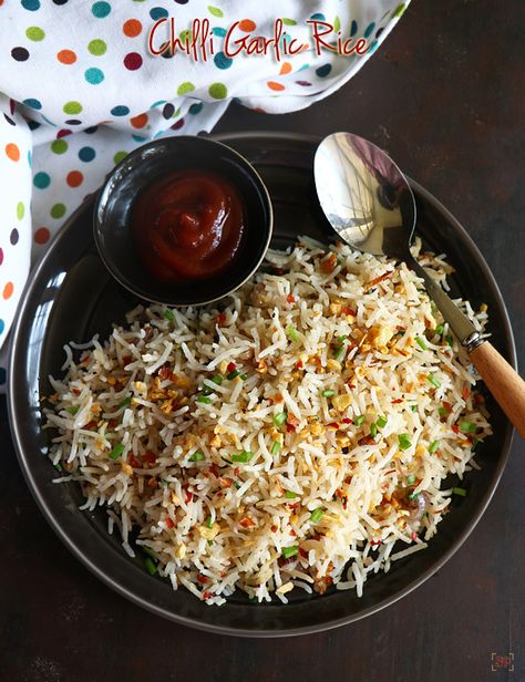 Chilli garlic fried rice recipe, Easy chilli garlic rice - Sharmis Passions Garlic Rice Recipe, Garlic Fried Rice Recipe, Capsicum Rice, Fried Rice Recipe Video, Garlic Rice Recipes, Easy Chilli, Rice Recipes Vegan, Fried Rice Recipe Easy, Chilli Paneer