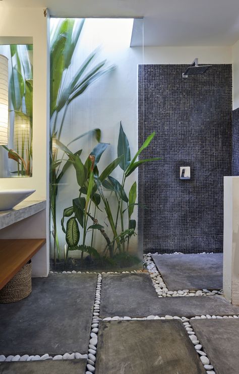 The shower in the 3rd bathroom in Maceri Villa Bali. Book here: https://www.agoda.com/en-sg/designed-villa-private-pool-bbq-wifi-seminyak-side/hotel/bali-id.html?cid=-218 Outdoor Bathroom Design Ideas, Tropical Bathroom Decor, Bali Style Home, Indoor Outdoor Bathroom, Inspiration Deco, Outdoor Bathroom Design, Bilik Air, Tropical Bathroom, Bali House