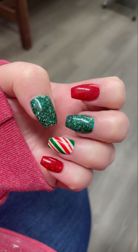 Fun Christmas Nails Grinch, Christmas Nails Red Green And White, Christmas Nails Short Red And Green, Red And Green Dip Nails, Acrylic Xmas Nails, Red And Green Christmas Nails Square, Red And Green Christmas Nails Holidays, Red Green And White Christmas Nails, Green Red Christmas Nails