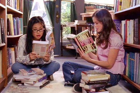 Rory And Lane, Gilmore Girls Season 7, Gilmore Girls Lane, Lane Kim, Hollow Book, Style Bundle, I Love Cinema, Stars Hollow, Woman Reading