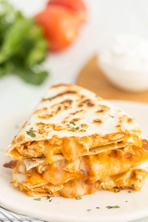 Blackstone Chicken Quesadillas Recipe - grillonadime.com Chicken Fajita Quesadilla, Griddle Chicken, Indian Taco, Blackstone Meals, Chicken Panini Recipes, Panini Recipes Chicken, Black Stone Recipes, Black Stone Griddle, Blackstone Grill Recipes