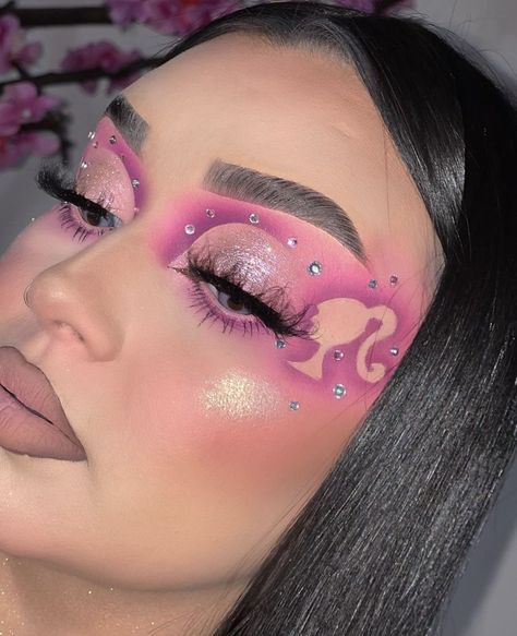 #makeup #barbie Makeup Ideas Barbie, Scary Barbie Makeup, Barbie Theme Makeup, Barbie Makeup Inspiration, Halloween Barbie Makeup, Barbie Themed Makeup, Kid Makeup Looks, Barbie Hair Inspiration, Barbie Inspo Makeup