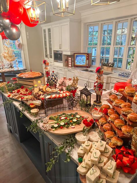 Holiday Party Food Table, Christmas Snack Table, Holiday Party Food Display, Party Food Table Ideas, Food Setup, Party Snack Table, Christmas Buffet Table, Buffet Table Settings, Holiday Party Food