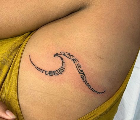 Unique Hawaiian Tattoo, Simple Moana Tattoo, Hawaiian Wave Tattoo, Maui Hawaii Tattoo Ideas, Beachy Sleeve Tattoo, Small Moana Tattoos Ideas, Women Hawaiian Tattoo, Cute Hawaiian Tattoos, Tahitian Tattoo Women