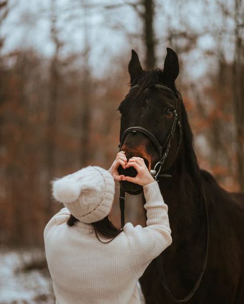 Spooky Horse Photoshoot, Photoshoot Horse Ideas, Horse Winter Photoshoot, Photos To Take With Your Horse, Horse Photo Shoot Ideas, Pictures With Horses Photography Ideas, Photo With Horse Ideas, Horse Picture Ideas, Photoshoot With Horse Ideas