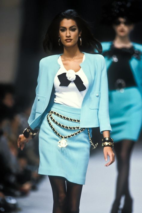 Yasmeen Ghauri / CHANEL Runway 1992 Yasmeen Ghauri, Chanel Runway, 90s Runway Fashion, Mode Chanel, Poppy Delevingne, Chanel Couture, 1990s Fashion, Chanel Vintage, Chanel Fashion