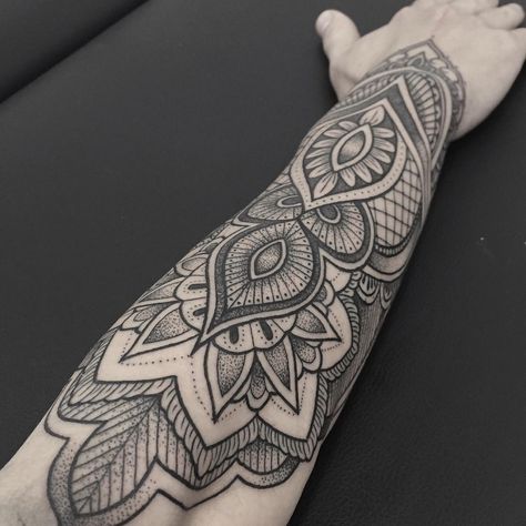 Mandala Tattoo by Elisa de Bellard Geometric Tatoos, Half Mandala Tattoo, Mandala Tattoo Men, Mandela Tattoo, Tattoos Pinterest, Mandala Tattoo Sleeve, Tatuagem Masculina Pequena, Buddhist Tattoo, Maori Tattoos