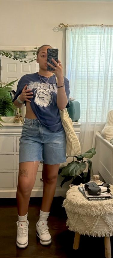 Jean Shorts And Jordans Outfit, Jorts Outfit Thick Thighs, Midsize Summer Outfits Black Women, New Balance Outfit Shorts, Shorts With Jordans Outfits, Outfits With Baggy Shorts, Baggy Jean Shorts Outfit Street Styles, Windy Day Outfit Spring, Essentials Shorts Outfit