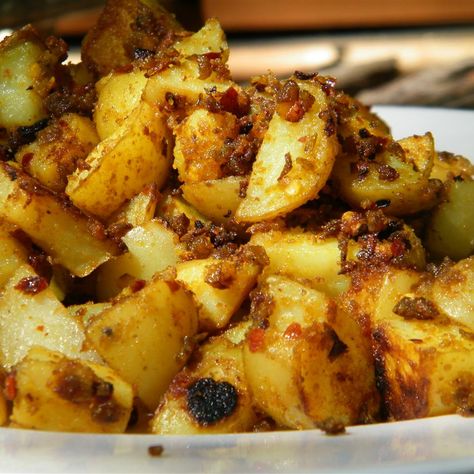 Bengaladumpa Vepudu (Potato Stir-Fry) Quick Breakfast Potatoes, Oven Breakfast Potatoes, Stir Fry Potatoes, Potato Recipes Crockpot, Fry Potatoes, Breakfast Potatoes Skillet, Indian Veg Food, Potatoes Skillet, Potato Breakfast Recipes