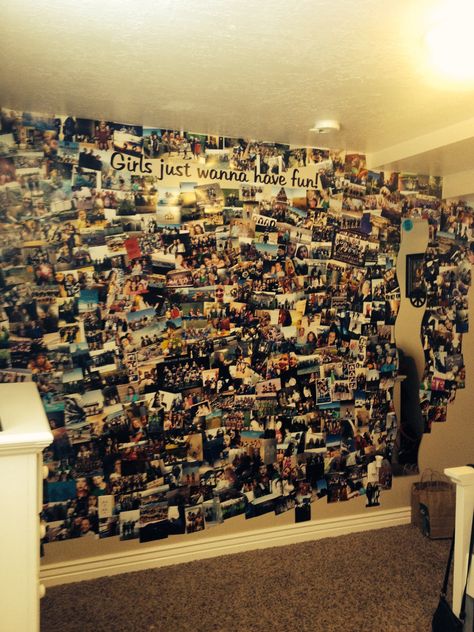 picture collage wall! Would love to do this sometime soon ;) Lots Of Pictures On Wall, Memorie Wall Ideas, Picture Collage Wall Ideas Bedrooms, Bedroom Collage Wall Photos, Photo Wall In Bedroom, Photo Collage Wall Bedroom, Family Time Aesthetic, Wall Picture Collage Ideas, Photo Wall Collage Bedroom