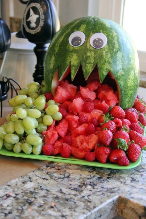 Watermelon monster for Halloween! Watermelon Monster, Keto Halloween, Halloween Food Decorations, Snacks And Appetizers, Healthy Halloween Food, Dessert Halloween, Pumpkin Halloween Costume, Halloween Party Snacks, Healthy Low Carb