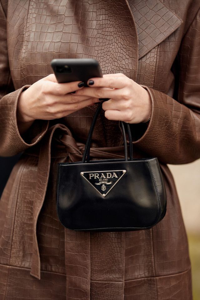 Mini Prada Bag, Prada Vintage Bag, Vintage Designer Handbags, Bag Prada, Black Leather Handbag, Prada Handbags, Givency Antigona Bag, 가을 패션, Louis Vuitton Twist Bag