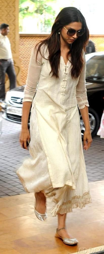 Deepika Dresses–20 Best Looks of Deepika Padukone this Season Freida Pinto, Kurta Neck Design, Salwar Kamiz, Designer Kurtis, Kurti Neck Designs, Indian Couture, Indian Attire, Desi Fashion, Kurta Designs