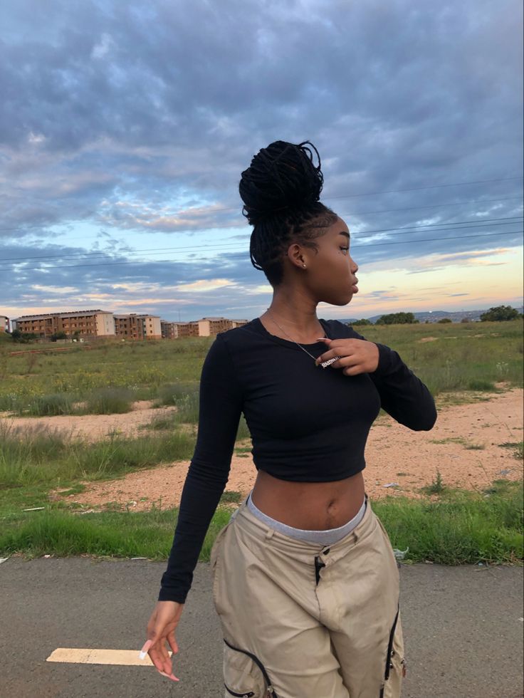 Crop Top Outfits Black Women, Crop Top With Cargo Pants, Campus Outfit Ideas, Luh Twizzy, Aesthetic Cargo Pants, Girl Outfits Aesthetic, Black Cargo Pants Outfit, Street Style Outfits Casual, Pretty Brown Eyes