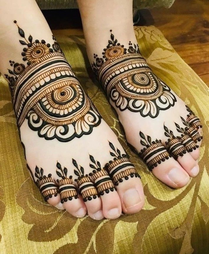 the feet are decorated with henna designs on it's hands and feet, as well as an intricately designed design