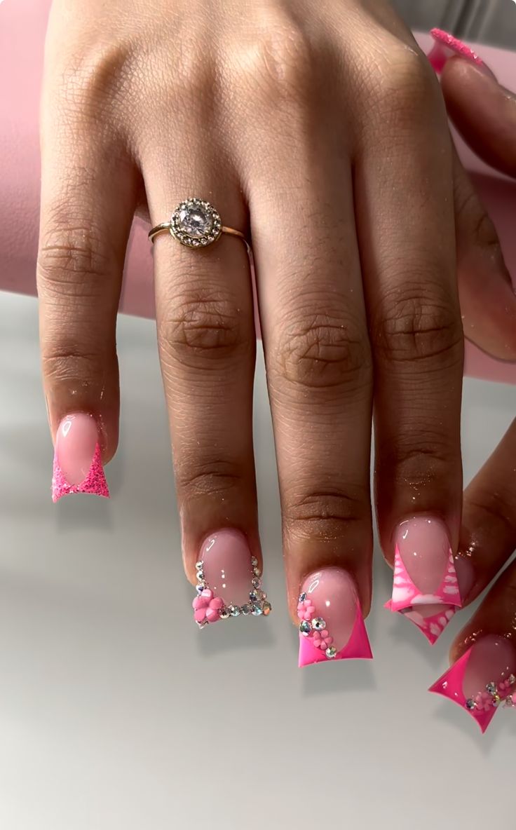 Nails Acrylic W Charms, Short Acrylic Nails With French Tips, Short Baddy Nails, Short Duke Nails, Short Nails Ideas Colorful, Cute Short Easy Nails, Short French Tip Nails Design, Short Short Nail Ideas, Pink White Nails Design