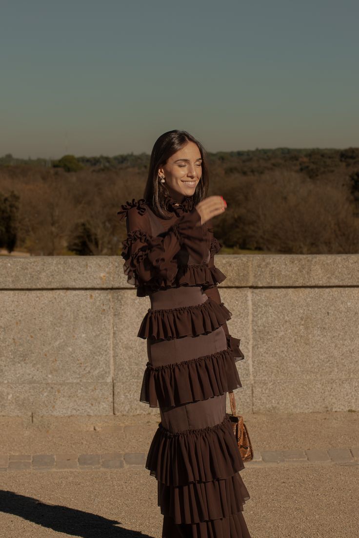 Brown Ruffle Dress, Hijab Summer Outfits, Sister Bride, Neat Casual Outfits, Hailey Baldwin Style, Cute Modest Outfits, Elegant Dresses Classy, Dress With Ruffles, Ruffled Dress