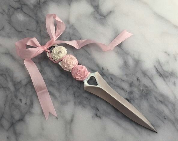 Dagger Drawing, Creepy Cute Fashion, Knife Aesthetic, Pastel Punk, Pretty Knives, Fleurs Diy, Knife Collection, Cool Knives, Kawaii Accessories