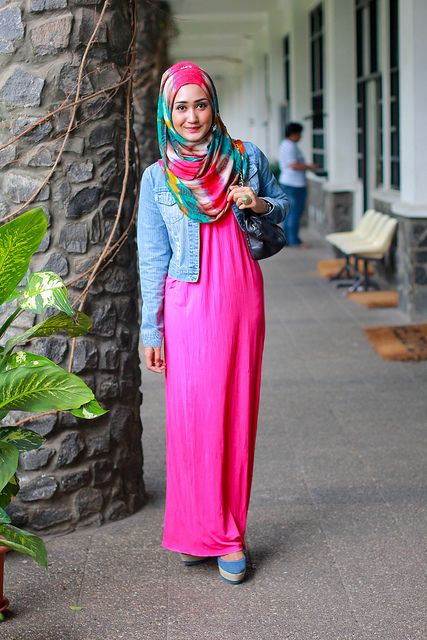 http://abayatrade.com muslim fashion magazine  Bandung | Dian pelangi Winter Hijab Fashion, Street Style Hijab, Winter Hijab, Street Hijab Fashion, Stylish Hijab, Hijab Fashionista, Hijab Trends, Gaun Fashion, Muslimah Dress