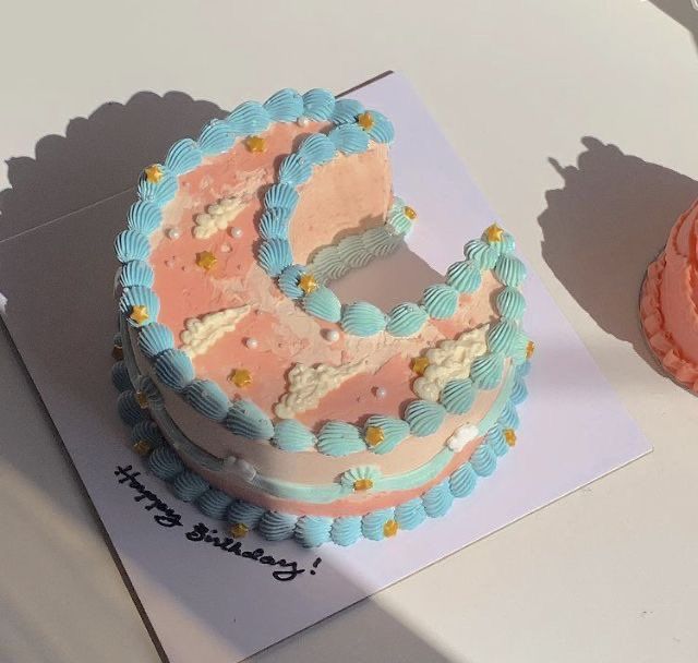 there is a birthday cake that looks like the letter c on it's side