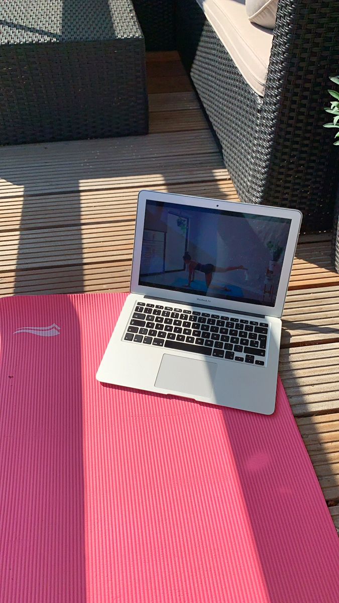 Morning Workout At Home, Productive Aesthetic, Yoga Outside, Summer Morning Routine, Morning Schedule, Aesthetic Clean Girl, Aesthetic Workout, Mixed Berry Smoothie, Yoga Aesthetic