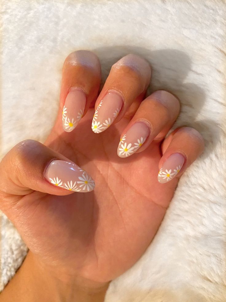 White Flower Tip Nails, Daisy Nails Acrylic Coffin, Cream Nails With Flowers, Yellow Nails With White Flowers, Square Daisy Nails, Light Yellow Nails With Flowers, White Nails With Yellow Flower, Flowers On White Nails, Prom Nails Yellow Dress