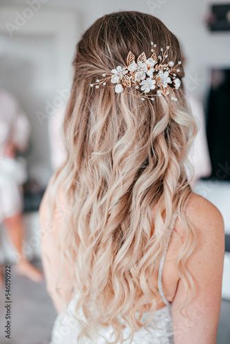 Stock Image: Brautfrisur mit blonden Haaren Elopement Hairstyles Simple, Bride Hair Long Down, Wedding Hair For Fine Hair, Fall Wedding Hairstyles, Formal Hair, Country Chic Wedding, Future Wedding Plans, Formal Hairstyles, Wedding Hair And Makeup