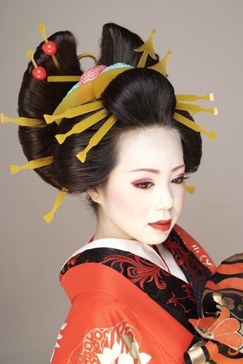 Oiran hairstyle with kanzashi Oiran Hairstyle, Geisha Hair, Traditional Hairstyle, Hairstyle Names, Japanese Geisha, Japanese Hairstyle, In Your Face, Beautiful Kimonos, We Are The World