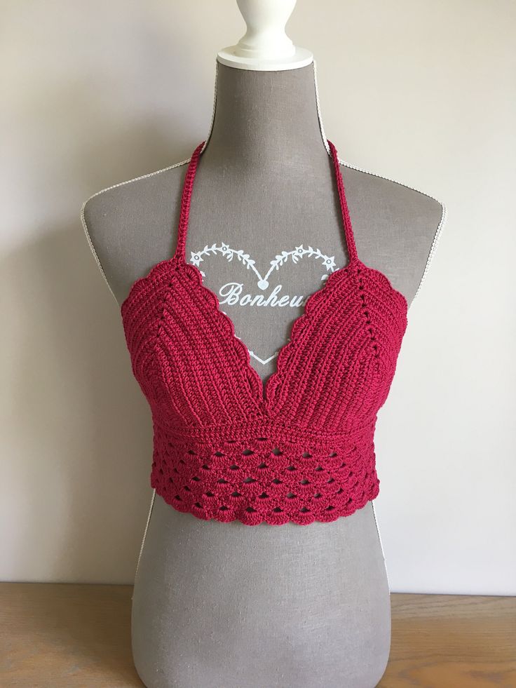 Crop top or backless crocheted with adjustable straps at the neck and back. 100% cotton Color: Raspberry Size: M/L with a C/D cup Cotton from Phildar 100% natural fibers, softness thanks to Aloe Vera treatments. Womens Blouses, Natural Fibers, Womens Clothing Tops, Aloe Vera, Favorite Outfit, Raspberry, Beauty Book, Blouses For Women, Adjustable Straps