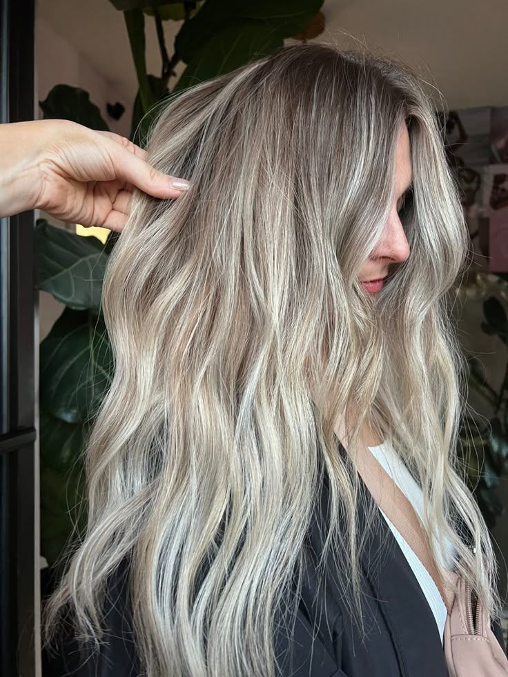 Long hair with medium ash blonde root fading into lighter pops of blonde Ash Dimensional Blonde, Shadow Root Bronde Balayage, Dimensional Lived In Blonde, Lived In Dimensional Blonde, Shadow Root Blonde Highlights, Lives In Blonde, Dark Root Smudge Blonde, Dimensional Dark Blonde, Dimensional Ash Blonde