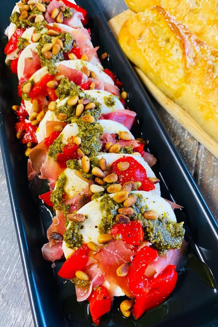 Mozzarella salad topped with pesto and roasted red pepper Fresh Mozzarella Appetizers, Cookout Salads, Pesto Appetizers, Mozzarella Appetizers, Mozzarella Prosciutto, Anniversary Food, Pesto Mozzarella, Recipes For Thanksgiving, Side Items