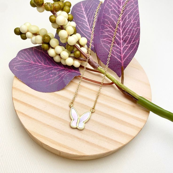 This beautiful mother of pearl and gold plated Butterfly pendant necklace is a perfect piece to incorporate gold into your everyday, casual style. Our quality hand-crafted bar necklaces are handmade with love and care and one at a time. ENTER OUR SHOP HERE for more beautiful jewelry : https://www.etsy.com/shop/MillyStreet Thank you for shopping with Milly Street! PLEASE READ OUR POLICIES https://www.etsy.com/shop/MillyStreet?ref=l2-shopheader-name#policies PLEASE READ OUR PRODUT CARE https://www Trendy White Charm Necklace For Gift, White Necklace With Adjustable Chain For Mother's Day, Trendy Butterfly Pendant Necklace For Gift, Trendy Butterfly Necklace With Adjustable Chain As Gift, Handmade White Charm Necklace For Her, Handmade White Charm Necklace As Gift For Her, Adjustable White Necklace - Gift For Mom, Adjustable White Necklace As A Gift For Mom, Adjustable White Necklaces As A Gift For Mom