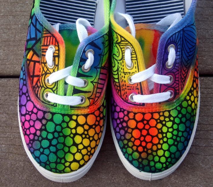 70s Fashion Shoes, Sharpie Shoes, Drawing Zentangle, Hand Painted Toms, Painted Toms, Diy Sneakers, Painted Sneakers, Tennis Shoes Outfit, Toms Wedges