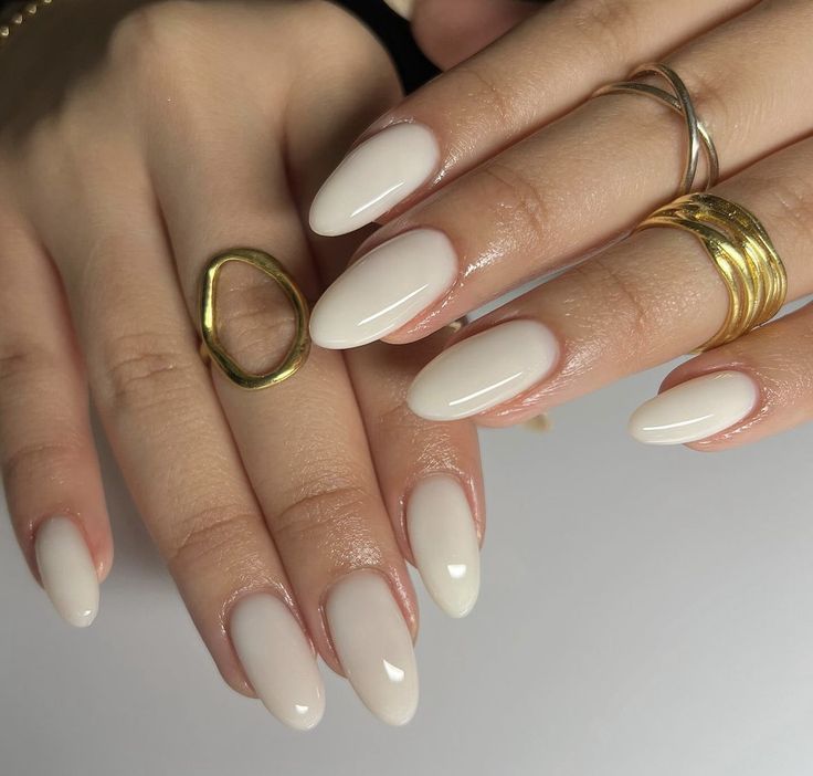 Eggshell White Nails, White Almond Nails, Unghie Sfumate, Plain Nails, White Acrylic Nails, White Nail, Nail Forms, Stick On Nails, Chic Nails