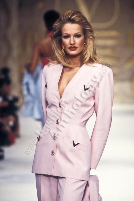 Beauty And Fashion Old Fashion Runway, Valentino 1993, Valentino 90s, Valentino Suit, 1990s Supermodels, Valentino Vintage, Valentino Runway, 00s Runway, Chic Closet