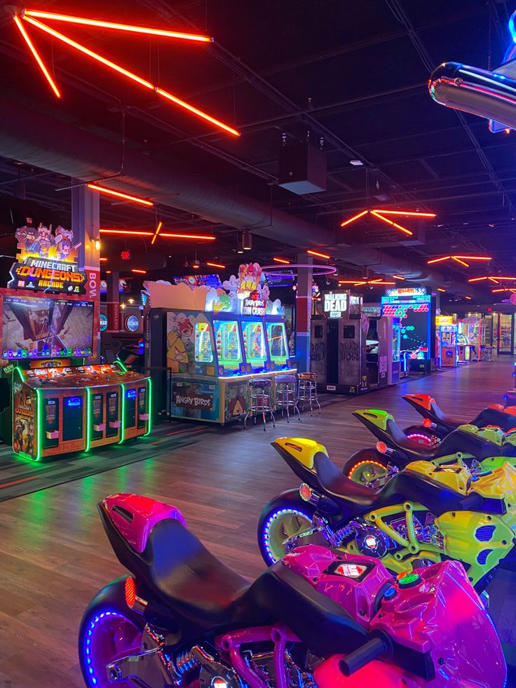 a row of arcade machines sitting next to each other