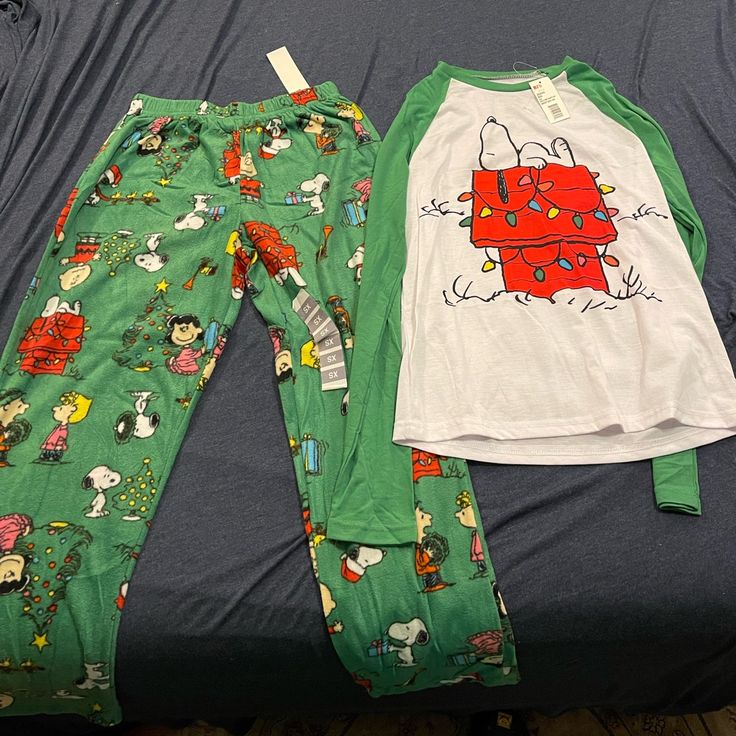 New With Tags Peanuts Pajama Set Women’s Size Xs Top Features Snoopy On His Doghouse With Christmas Lights Bottoms Have Snoopy, Woodstock, Charlie And Sally Brown, Lucy And Linus Van Pelt, And Random Xmas Decor Halloween Pajama Pants, Christmas Pj Pants, Snoopy Pajamas, Sally Brown, Christmas Pj, Halloween Pajamas, Christmas Tops, Christmas Pjs, Snoopy Christmas