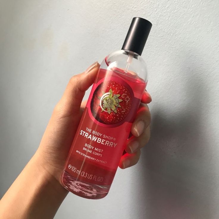 Body Shop Body Mist, Strawberry Body Shop, Strawberry Skincare Aesthetic, Strawberry Body Care Products, The Body Shop Body Mist, Strawberry Body Mist, The Body Shop Aesthetic, Strawberry Body Care, Strawberry Scented Products