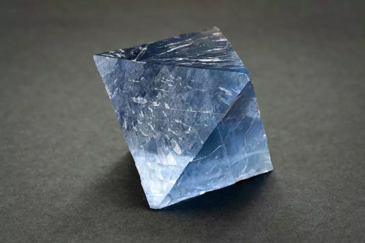 Blue Fluorite Meaning and Spiritual Properties Blue Fluorite Crystal Meaning, Blue Spiritual Meaning, Flourite Meaning, Fluorite Crystal Meaning, Fluorite Meaning, Blue Fluorite, Gemstone Meanings, Crystals Stones, Fluorite Crystal