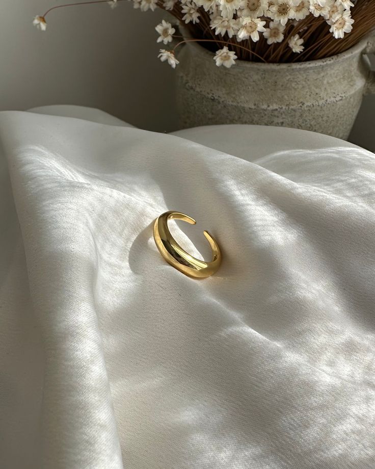 El anillo en forma de cúpula Alana es el anillo minimalista perfecto que es elegante y se puede usar solo como una pieza llamativa. Con su diseño simple; imprescindible para cada ocasión.
 dale estilo solo o apílalo con otros anillos favoritos

 Tamaño : Ajustable

 Material :



 Plata de primera ley y plata bañada en oro de 18K.




 resistente al agua, hipoalergénico y sin níquel.



 empaquetado en un joyero con cajón ILLÁRI Chic Open Ring With Polished Finish, Chic Polished Open Ring, Chic Polished Finish Open Ring, Chic Gold Dome Ring Open Style, Chic Gold Open Dome Ring, Adjustable Open Dome Ring For Everyday Wear, Adjustable Open Dome Ring For Everyday, Minimalist Gold Dome Ring With Polished Finish, Everyday Gold Dome Ring Open Design