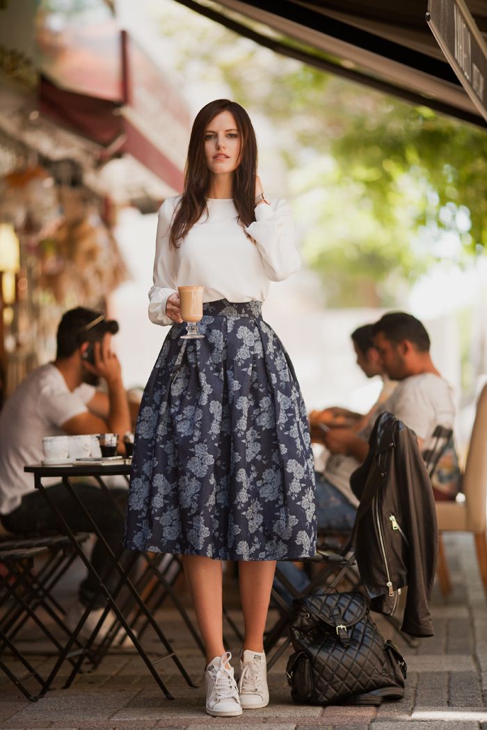 TIE BOW-TIE: CREAM BLOUSE AND ROSE DENIM SKIRT Flower Midi Skirt, Skirts With Sneakers, Rok Midi, Skirt And Sneakers, Elegante Casual, Fashion Attire, Emma Watson, Mode Inspiration, Blouse Design