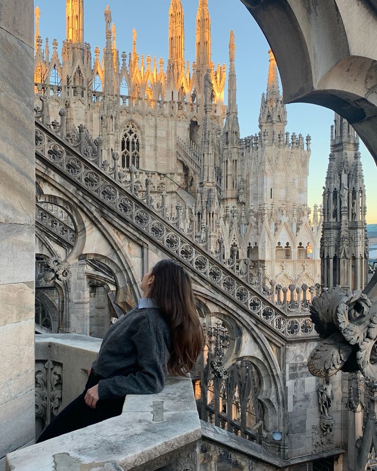 Girl standing at top of Duomo in Milan. She has long brown hair. She is wearing a grey sweater, blue shirt and black trousers. Duomo Rooftop Milan, Foto Milano Aesthetic, Life In Milan, Milan Pics Ideas, Milan Summer Aesthetic, Italy Aesthetic Milan, Milano Italy Aesthetic, Milan Instagram Pictures, Italy Trip Aesthetic