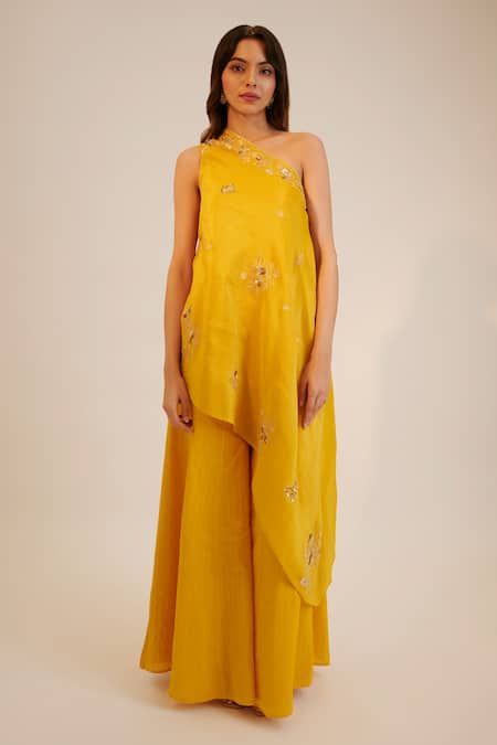 Buy Yellow Tissue Georgette Embroidered Sequin Asymmetric Tunic And Pant Set For Women by Sheela Suthar Online at Aza Fashions. One Shoulder Suits Indian, One Shoulder Indian Outfits, Pant Suits For Women Indian, One Shoulder Kurti, Cotton Dress Pattern, Sari Fashion, Haldi Dress, Desi Vibes, Asymmetric Tunic