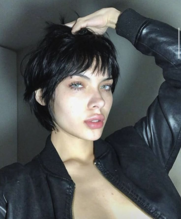 Black Long Pixie Haircut, Bangs Dyed Only Short Hair, Short Pixie Layered Haircuts, French Women Short Hair, Rockstar Short Hair, Catwoman Haircut, Super Short Hair With Bangs, Grunge Pixie Haircut Straight Hair, Shixie Hair