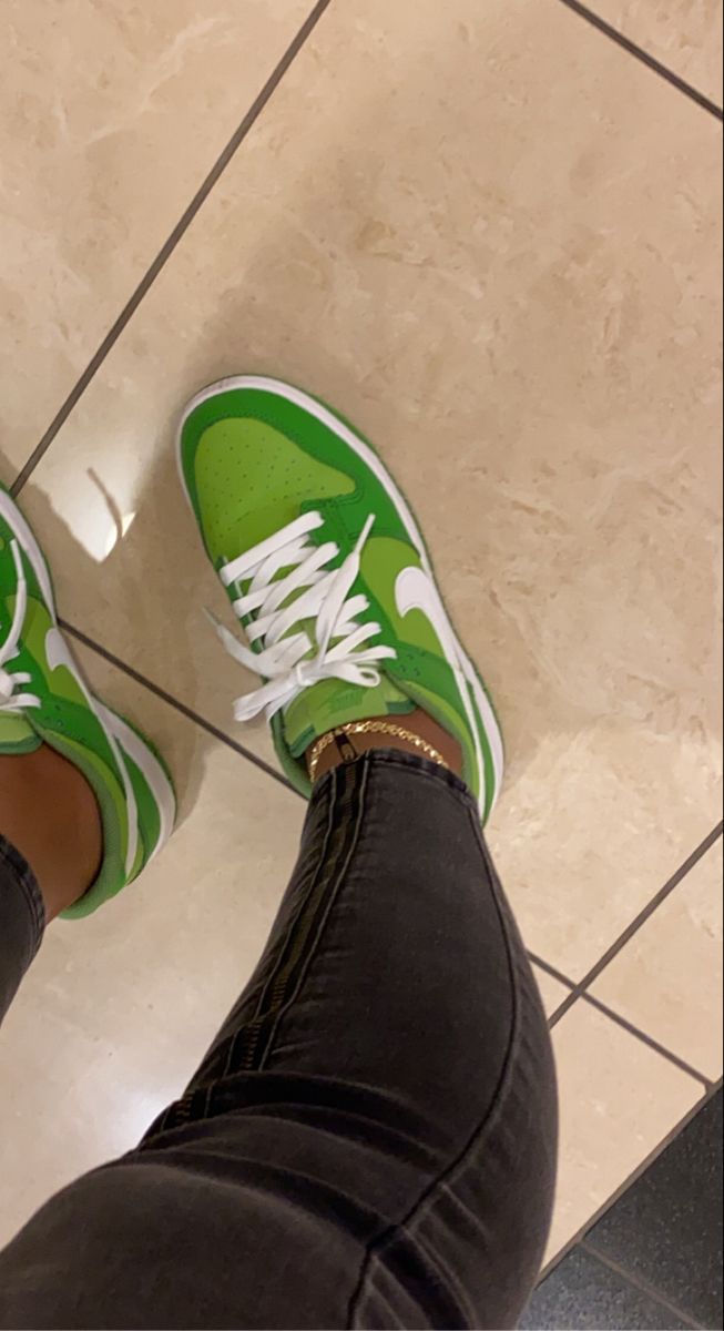 Green Dunks Aesthetic, Nike Dunk Chlorophyll Outfit, Chlorophyll Dunks Outfit, Chlorophyll Dunks, Nike Dunk Low Chlorophyll, Dunks Shoes, Low Dunks, Pretty Sneakers, Trendy Shoes Sneakers